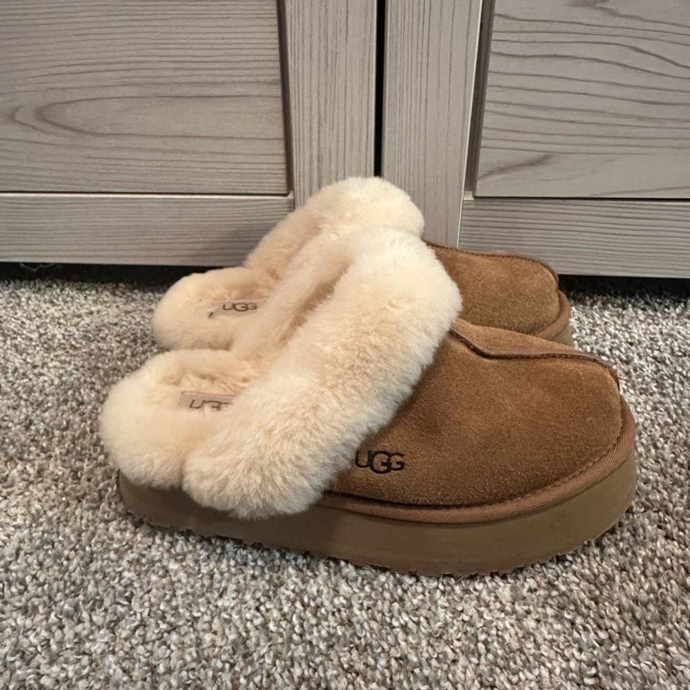 Ugg brand women’s platform clogs (size 7) - Picture 1 of 8